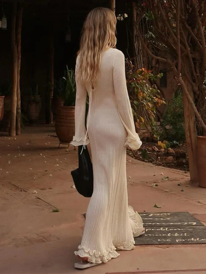 Elegant hvid dame festkjole med flydende silhuet, perfekt til særlige lejligheder.
