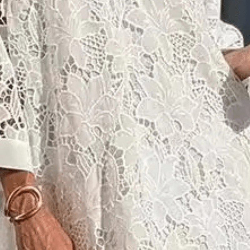 Dame blondekjole i hvid med lange ærmer, gennemsigtige blonde detaljer, elegant til festlige lejligheder.