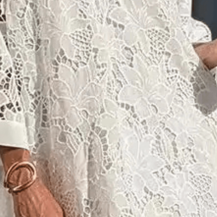 Dame blondekjole i hvid med lange ærmer, gennemsigtige blonde detaljer, elegant til festlige lejligheder.