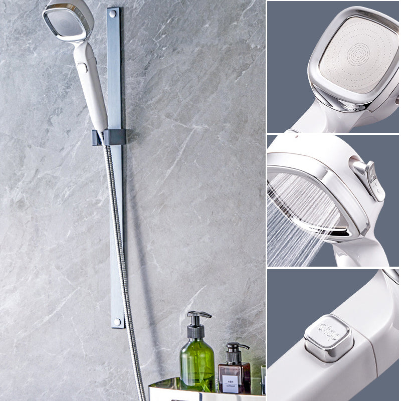 Vandbesparende brusehoved med fire funktioner, sammenfoldet, pauseknap, moderne design, sort farve.