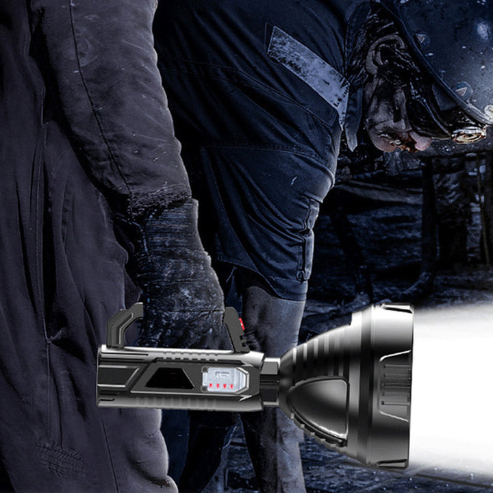Vandtæt USB genopladelig LED lommelygte, sort ABS-skal, kraftig lyskegle, ergonomisk design.