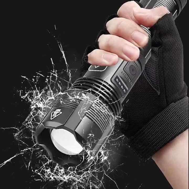 Vandtæt, USB-genopladelig militær lommelygte; sort, robust aluminiumskabinet, kraftfuldt 1800 lumen lysudbytte.