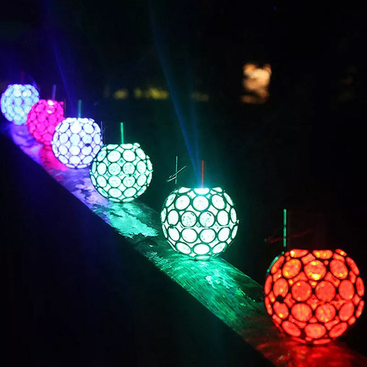 Vandafvisende, solcelledrevet udendørslampe; elegant design, hult lys, flerfarvet LED-lys til haven.