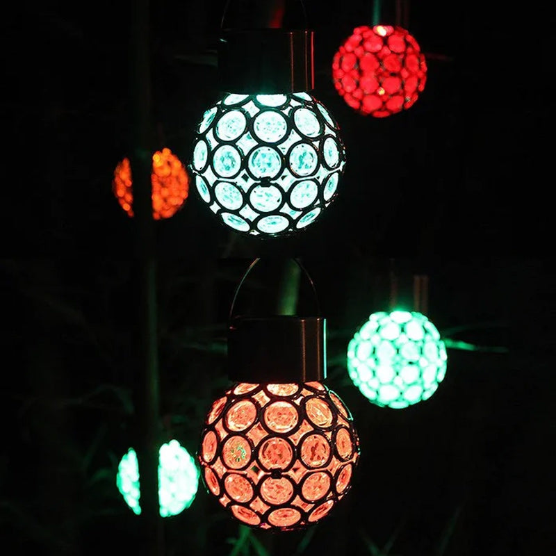 Vandafvisende, solcelledrevet udendørslampe; elegant design, hult lys, flerfarvet LED-lys til haven.