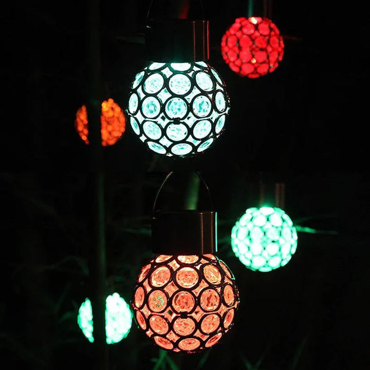 Vandafvisende, solcelledrevet udendørslampe; elegant design, hult lys, flerfarvet LED-lys til haven.