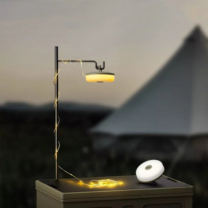 Vandtæt bærbar campinglampe, IP67, 1800mAh batteri, kraftig hvid LED, lædersnor, multifunktionel og holdbar.