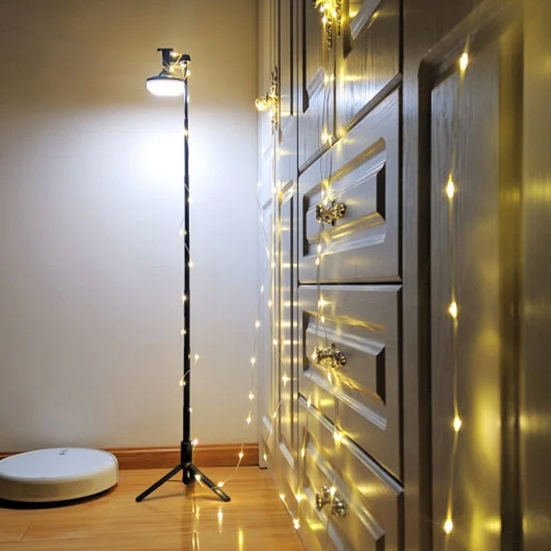 Vandtæt bærbar campinglampe, IP67, 1800mAh batteri, kraftig hvid LED, lædersnor, multifunktionel og holdbar.