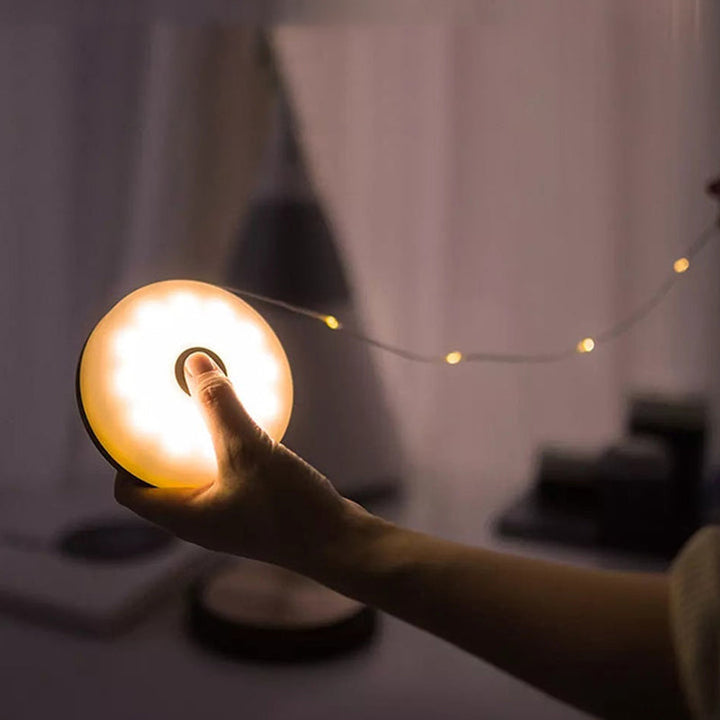 Vandtæt bærbar campinglampe, IP67, 1800mAh batteri, kraftig hvid LED, lædersnor, multifunktionel og holdbar.