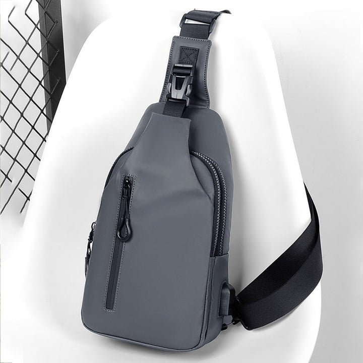 Vandtæt unisex brysttaske med USB-port, sort, blå, grå, justerbar rem, flere lommer, stilfuldt design.