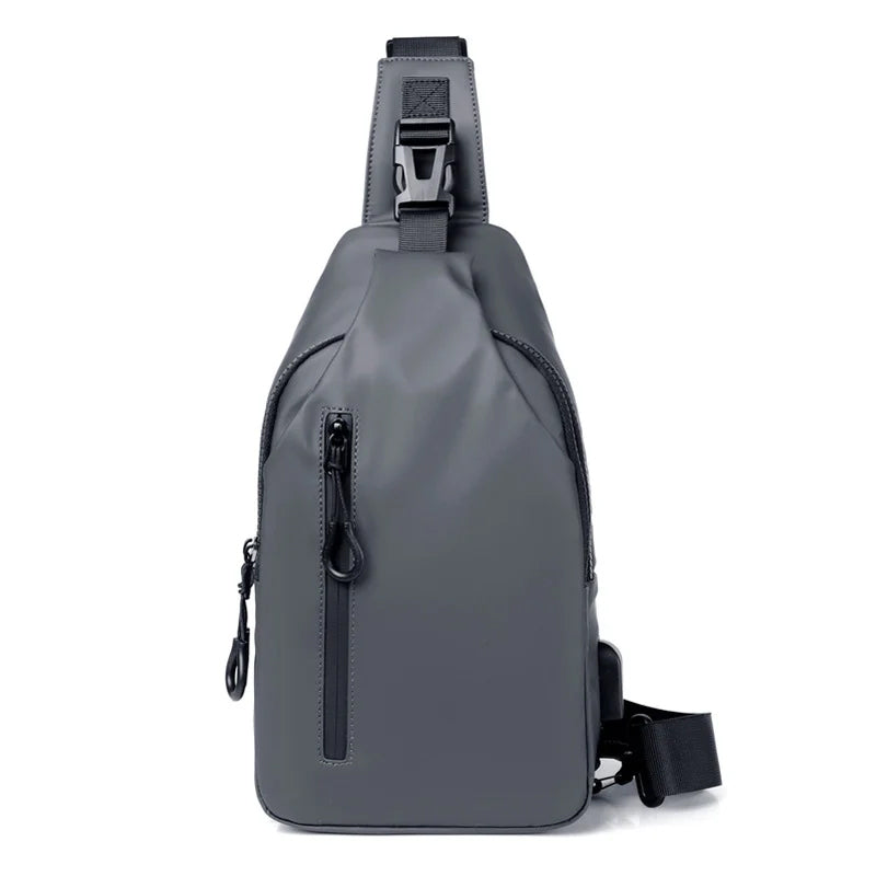 Vandtæt unisex brysttaske med USB-port, sort, blå, grå, justerbar rem, flere lommer, stilfuldt design.