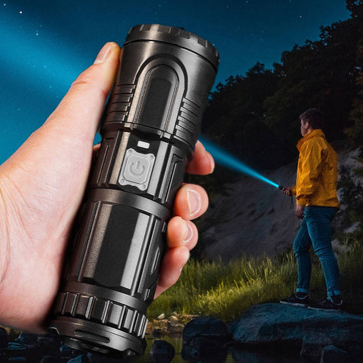 Vandtæt sort LED zoom lommelygte, 3000 lumen, ideel til camping og udendørs eventyr.