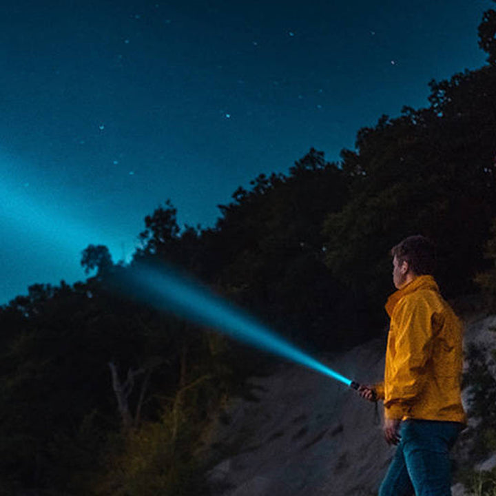 Vandtæt sort LED zoom lommelygte, 3000 lumen, ideel til camping og udendørs eventyr.