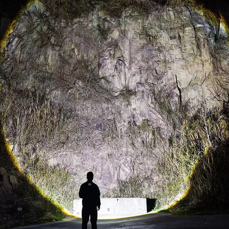 Vandtæt sort LED zoom lommelygte, 3000 lumen, ideel til camping og udendørs eventyr.