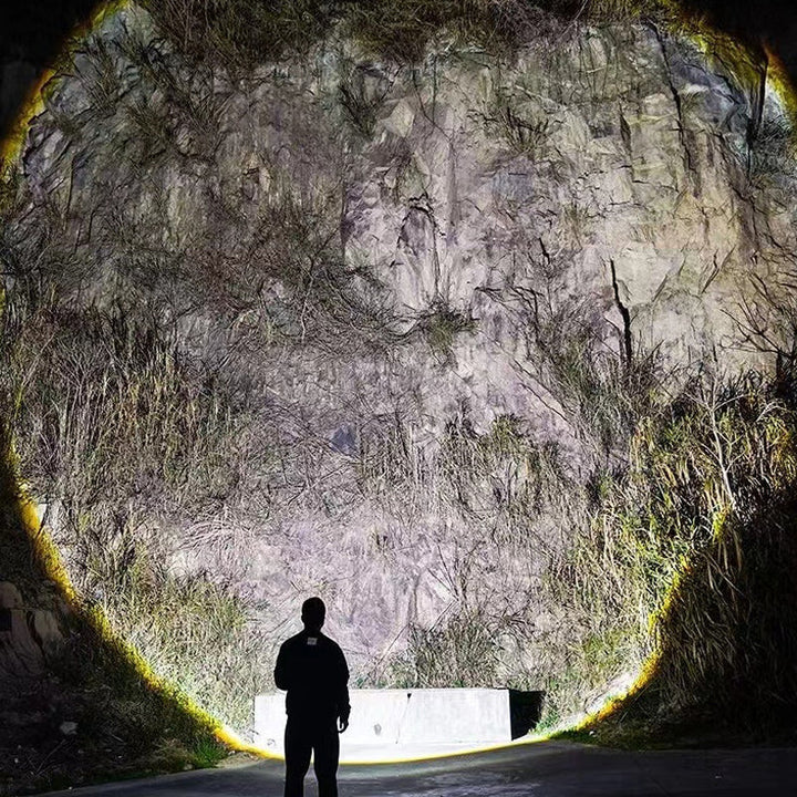 Vandtæt sort LED zoom lommelygte, 3000 lumen, ideel til camping og udendørs eventyr.
