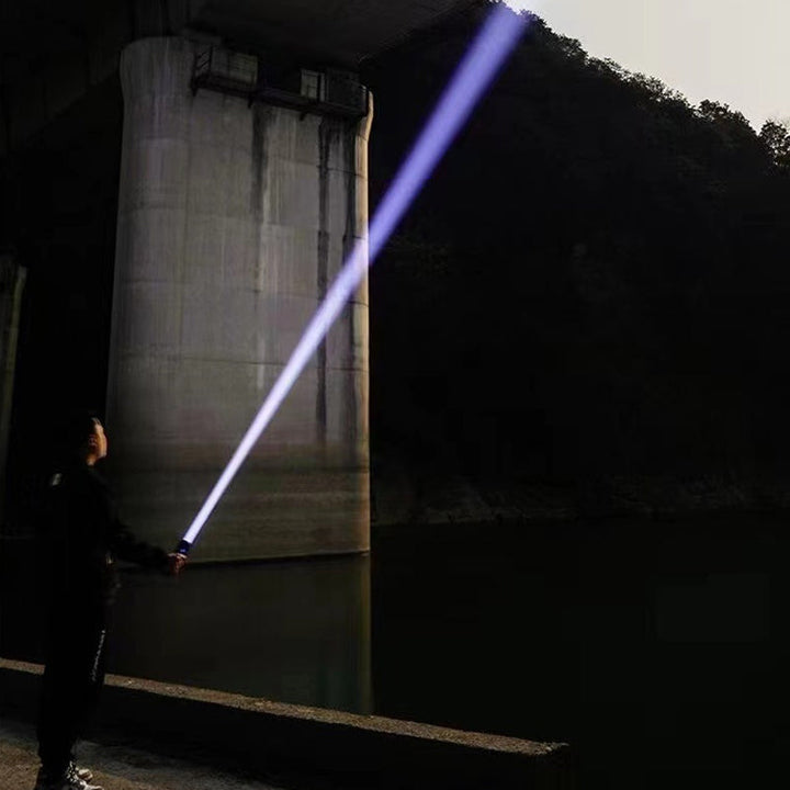 Vandtæt sort LED zoom lommelygte, 3000 lumen, ideel til camping og udendørs eventyr.