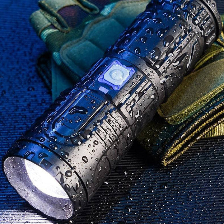 Vandtæt sort LED zoom lommelygte, 3000 lumen, ideel til camping og udendørs eventyr.