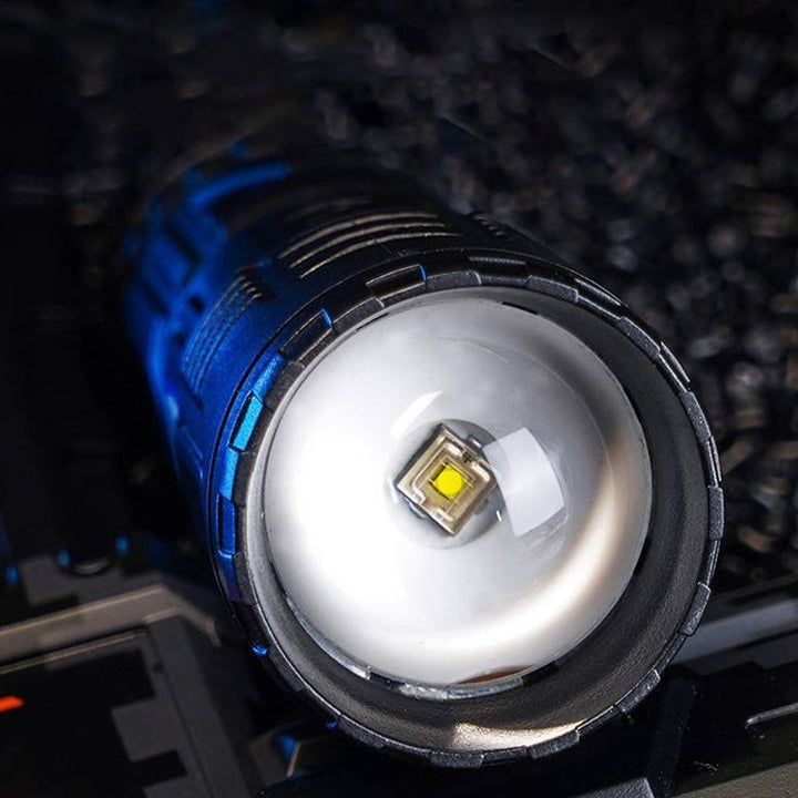 Vandtæt sort LED zoom lommelygte, 3000 lumen, ideel til camping og udendørs eventyr.