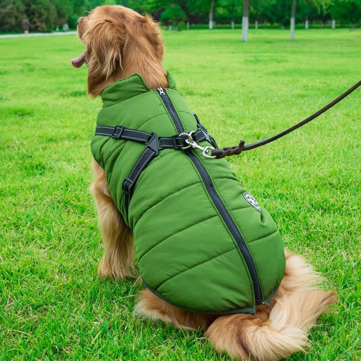 Vandtæt vinterjakke til hunde, rød farve, lynlås, fleece-for, reflekterende detaljer og høj krave.