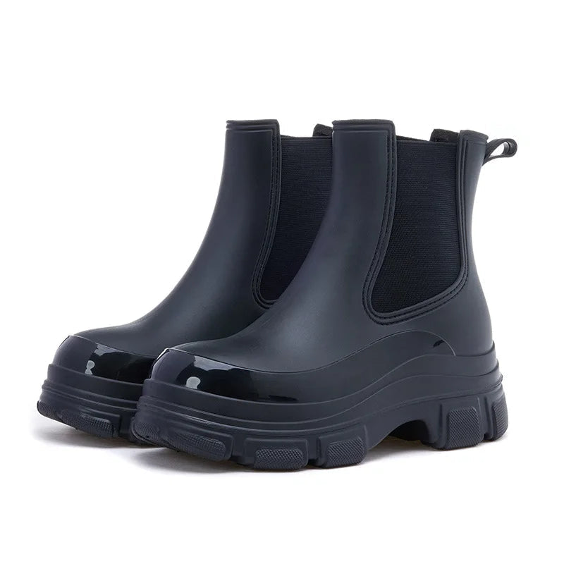 Vedenpitävät naisten Chelsea-saappaat, tummat, slip-resistant chunky-pohjalla, tyylikäs ja käytännöllinen valinta.