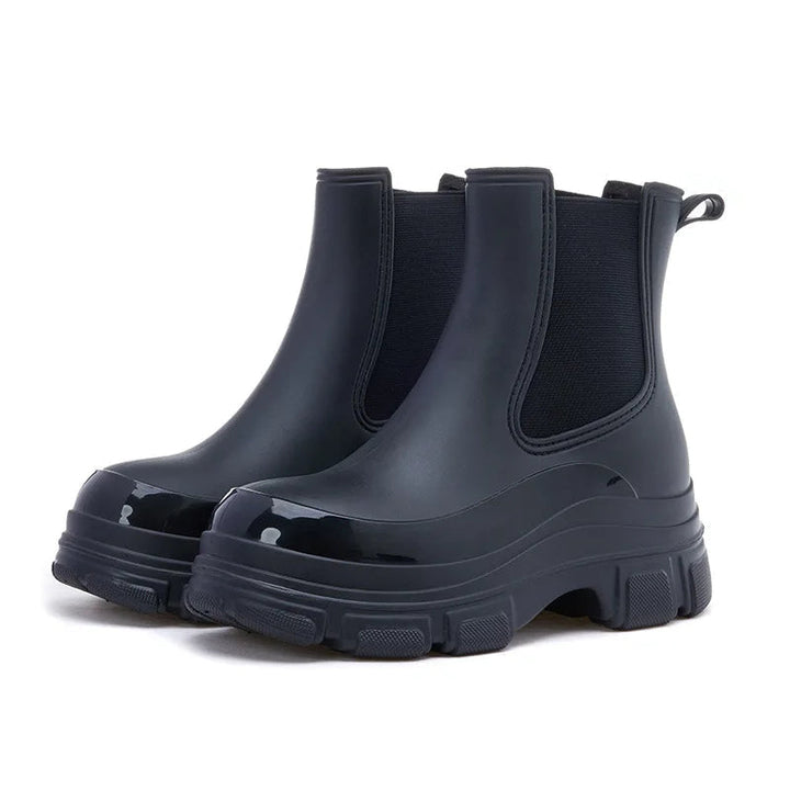 Vedenpitävät naisten Chelsea-saappaat, tummat, slip-resistant chunky-pohjalla, tyylikäs ja käytännöllinen valinta.