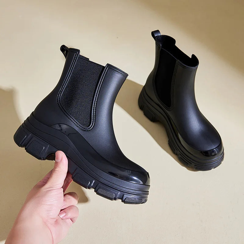 Vedenpitävät naisten Chelsea-saappaat, tummat, slip-resistant chunky-pohjalla, tyylikäs ja käytännöllinen valinta.
