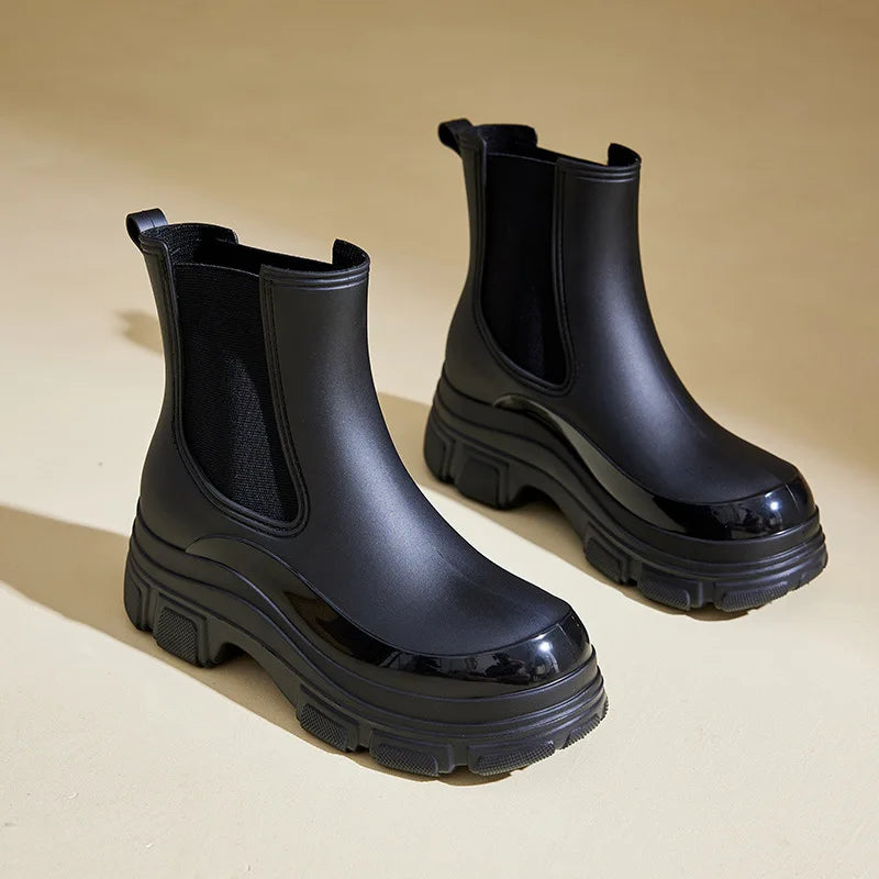 Vedenpitävät naisten Chelsea-saappaat, tummat, slip-resistant chunky-pohjalla, tyylikäs ja käytännöllinen valinta.