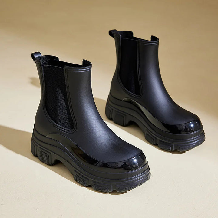 Vedenpitävät naisten Chelsea-saappaat, tummat, slip-resistant chunky-pohjalla, tyylikäs ja käytännöllinen valinta.