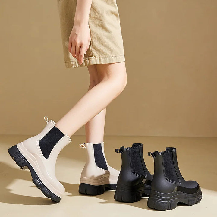 Vedenpitävät naisten Chelsea-saappaat, tummat, slip-resistant chunky-pohjalla, tyylikäs ja käytännöllinen valinta.