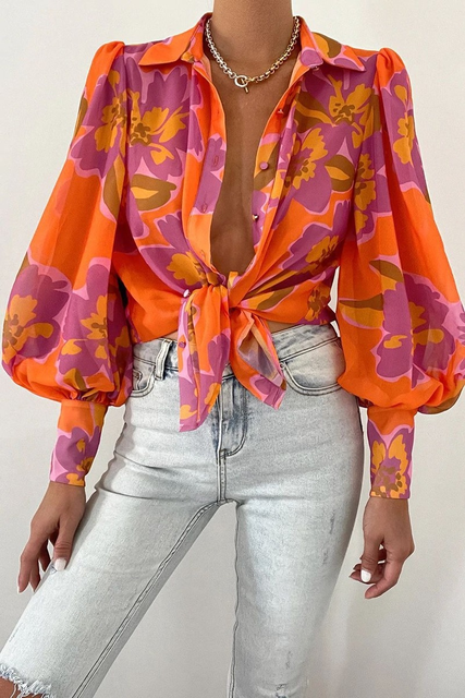 Dame bluse med grønne blade print, luftig pasform, elegant og farverig.