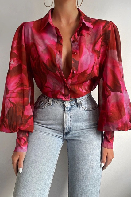 Dame bluse med grønne blade print, luftig pasform, elegant og farverig.