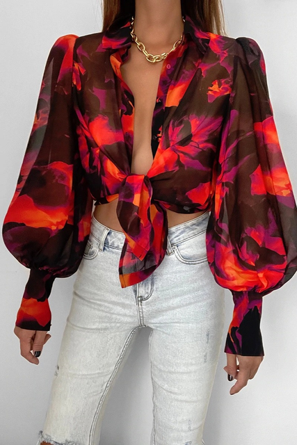 Dame bluse med grønne blade print, luftig pasform, elegant og farverig.