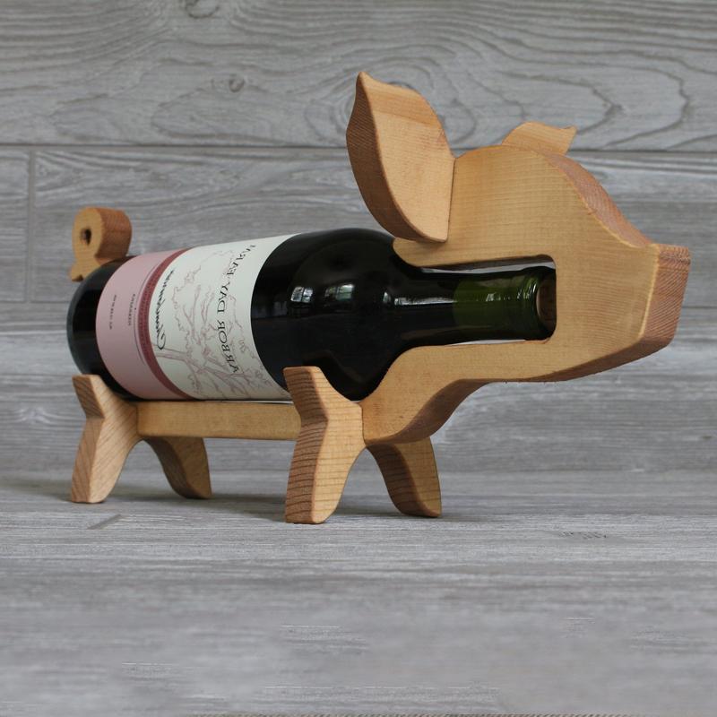 Vinholder med dyreform: gris, hund, hjort. Legesyg trædesign viser vine elegant og praktisk.
