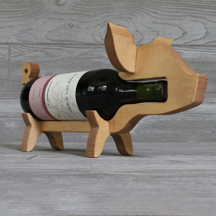 Vinholder med dyreform: gris, hund, hjort. Legesyg trædesign viser vine elegant og praktisk.
