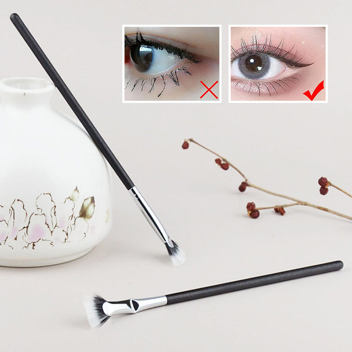 Vifteformet vinklet øjenvippebørste, sort, massiv træskaft, elegant øjenmakeup, perfekte adskilte vipper.
