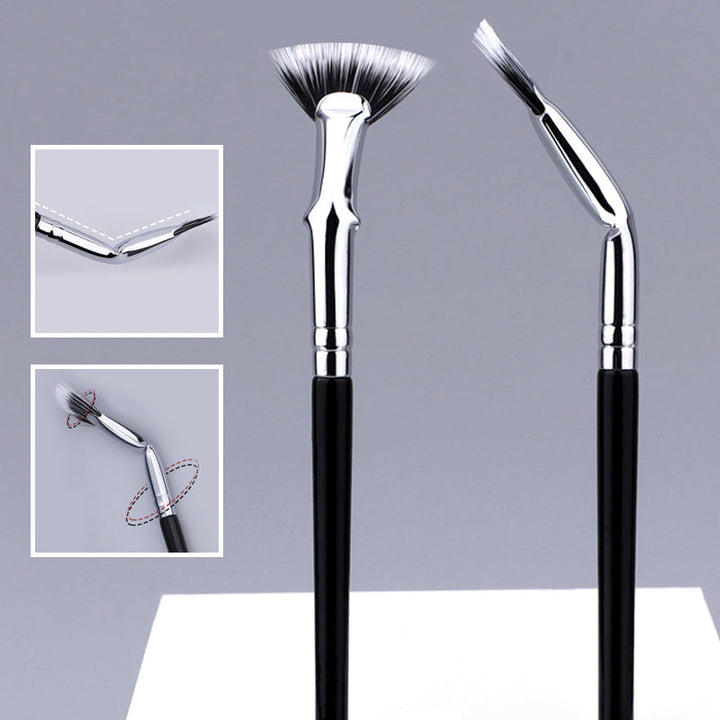 Vifteformet vinklet øjenvippebørste, sort, massiv træskaft, elegant øjenmakeup, perfekte adskilte vipper.