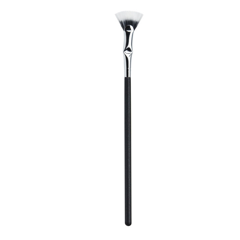 Vifteformet vinklet øjenvippebørste, sort, massiv træskaft, elegant øjenmakeup, perfekte adskilte vipper.