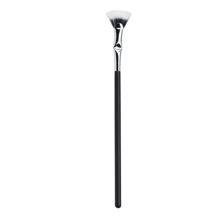 Vifteformet vinklet øjenvippebørste, sort, massiv træskaft, elegant øjenmakeup, perfekte adskilte vipper.