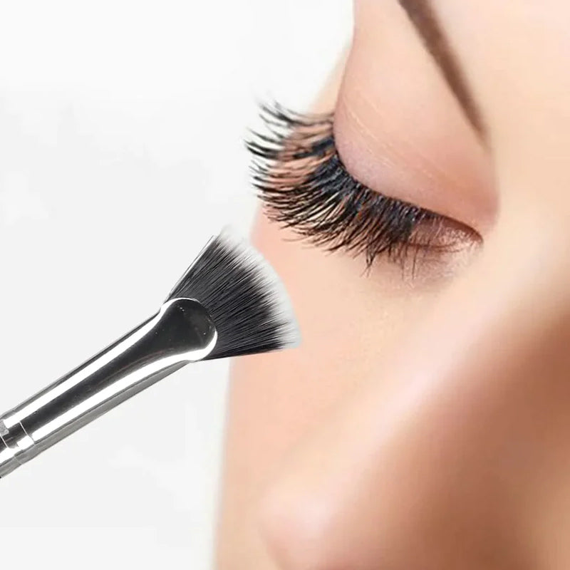 Vifteformet vinklet øjenvippebørste, sort, massiv træskaft, elegant øjenmakeup, perfekte adskilte vipper.