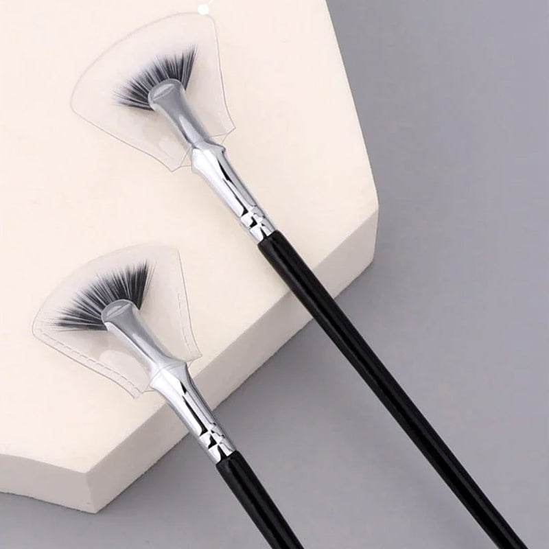 Vifteformet vinklet øjenvippebørste, sort, massiv træskaft, elegant øjenmakeup, perfekte adskilte vipper.