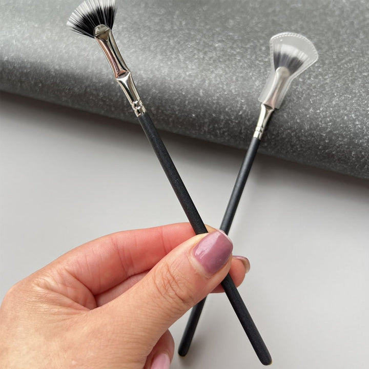 Vifteformet vinklet øjenvippebørste, sort, massiv træskaft, elegant øjenmakeup, perfekte adskilte vipper.