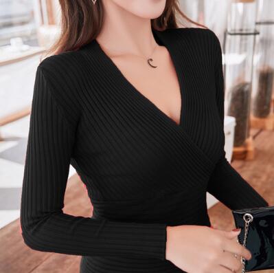 Dame V-hals ribstrikket bluse, stilfuld og komfortabel, i lysegrå, slim-fit design