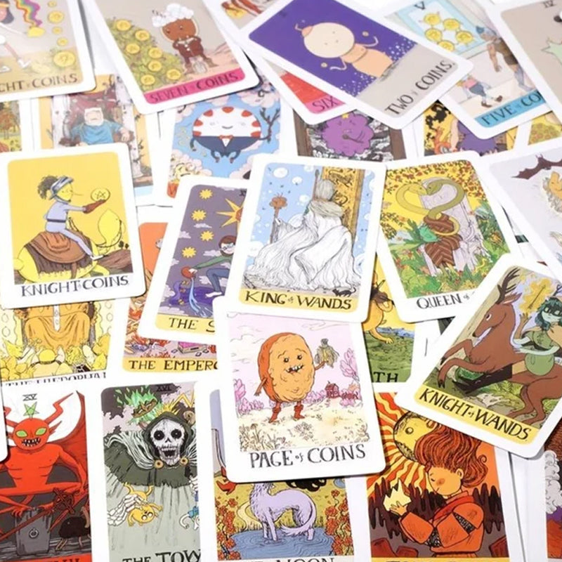 "Värikkäät Seikkailuaika-teemaiset 78 Tarot-korttia, mystinen lisävaruste itsetutkiskeluun ja ennustamiseen."