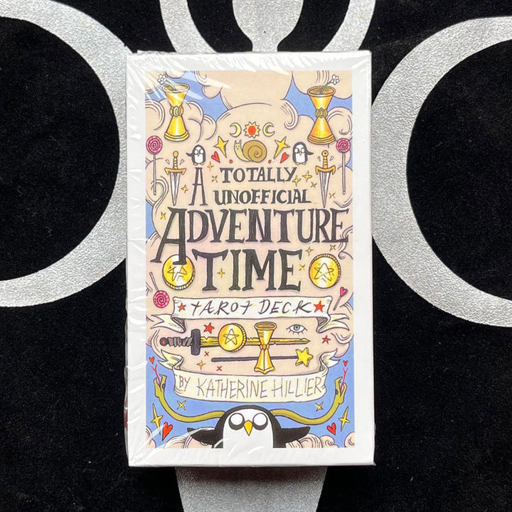 "Värikkäät Seikkailuaika-teemaiset 78 Tarot-korttia, mystinen lisävaruste itsetutkiskeluun ja ennustamiseen."