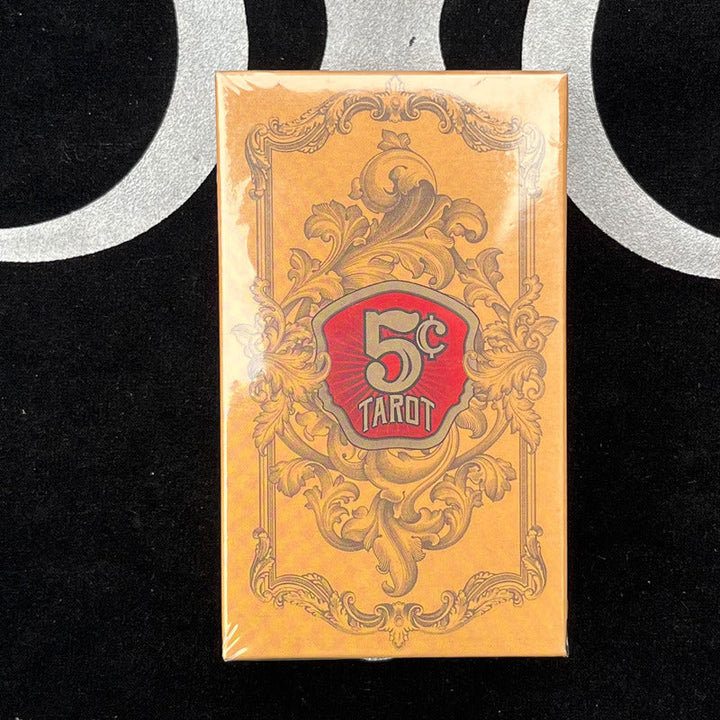 "Värikkäät Seikkailuaika-teemaiset 78 Tarot-korttia, mystinen lisävaruste itsetutkiskeluun ja ennustamiseen."