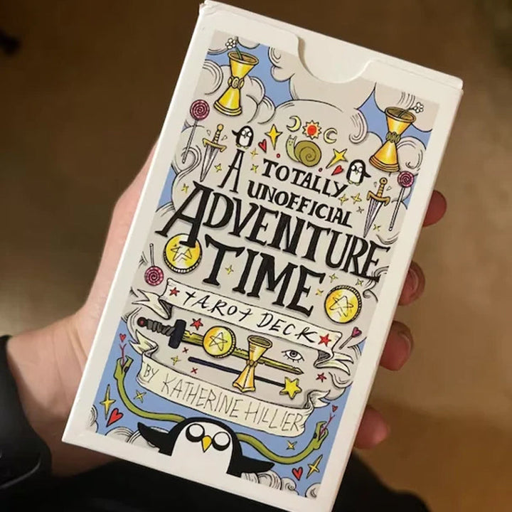 "Värikkäät Seikkailuaika-teemaiset 78 Tarot-korttia, mystinen lisävaruste itsetutkiskeluun ja ennustamiseen."