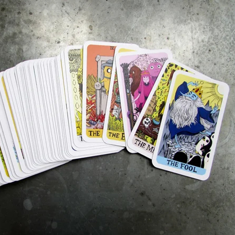 "Värikkäät Seikkailuaika-teemaiset 78 Tarot-korttia, mystinen lisävaruste itsetutkiskeluun ja ennustamiseen."
