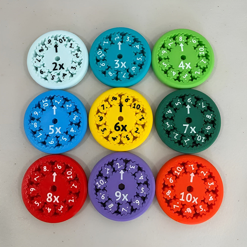"Värikkäät matematiikka sormihyrrät lapsille, kirkkaat värit, kompakti 5.5 cm koko, kestävä muovimateriaali."