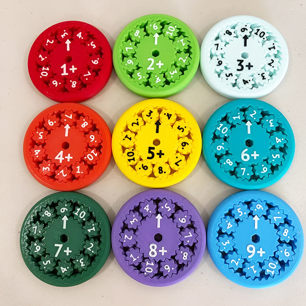 "Värikkäät matematiikka sormihyrrät lapsille, kirkkaat värit, kompakti 5.5 cm koko, kestävä muovimateriaali."