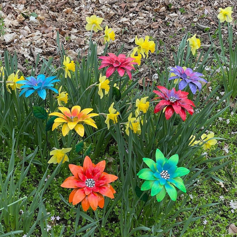 Metalblomster til haven - farverige dekorationer, håndmalede detaljer, holdbare og iøjnefaldende prydelementer til hele året