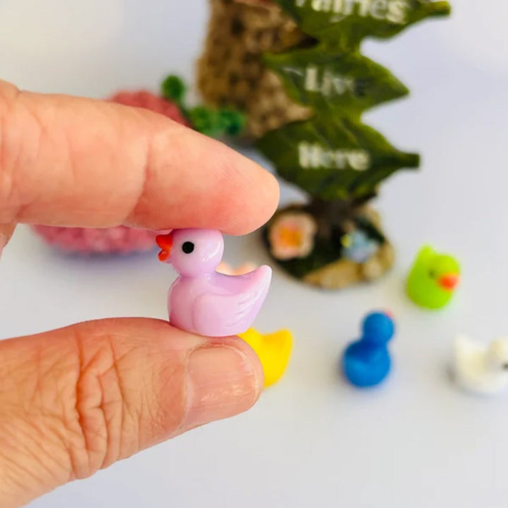 Søde mini harpiksænder, ideelle som dekorationer til hjem og have, eller som små gaver. Dimensioner: 1.2x1.5 cm.